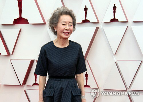 배우 윤여정이 25일(현지시간) 미국 로스앤젤레스(LA)의 유니언 스테이션에서 열린 제93회 아카데미 시상식에 참석하고 있다./제공-연합뉴스